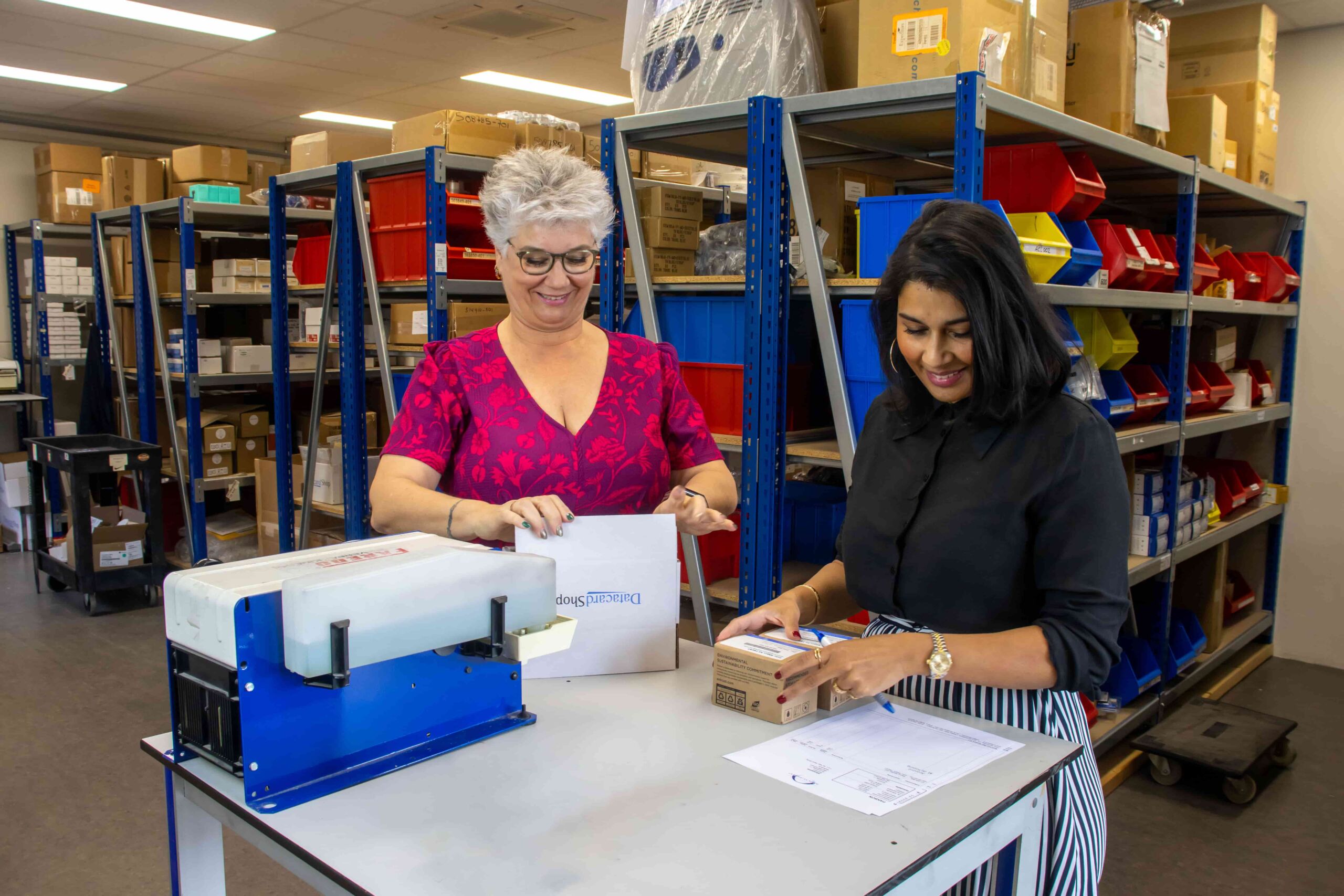 Twee collega’s die post sorteren Twee collega's die post sorteren