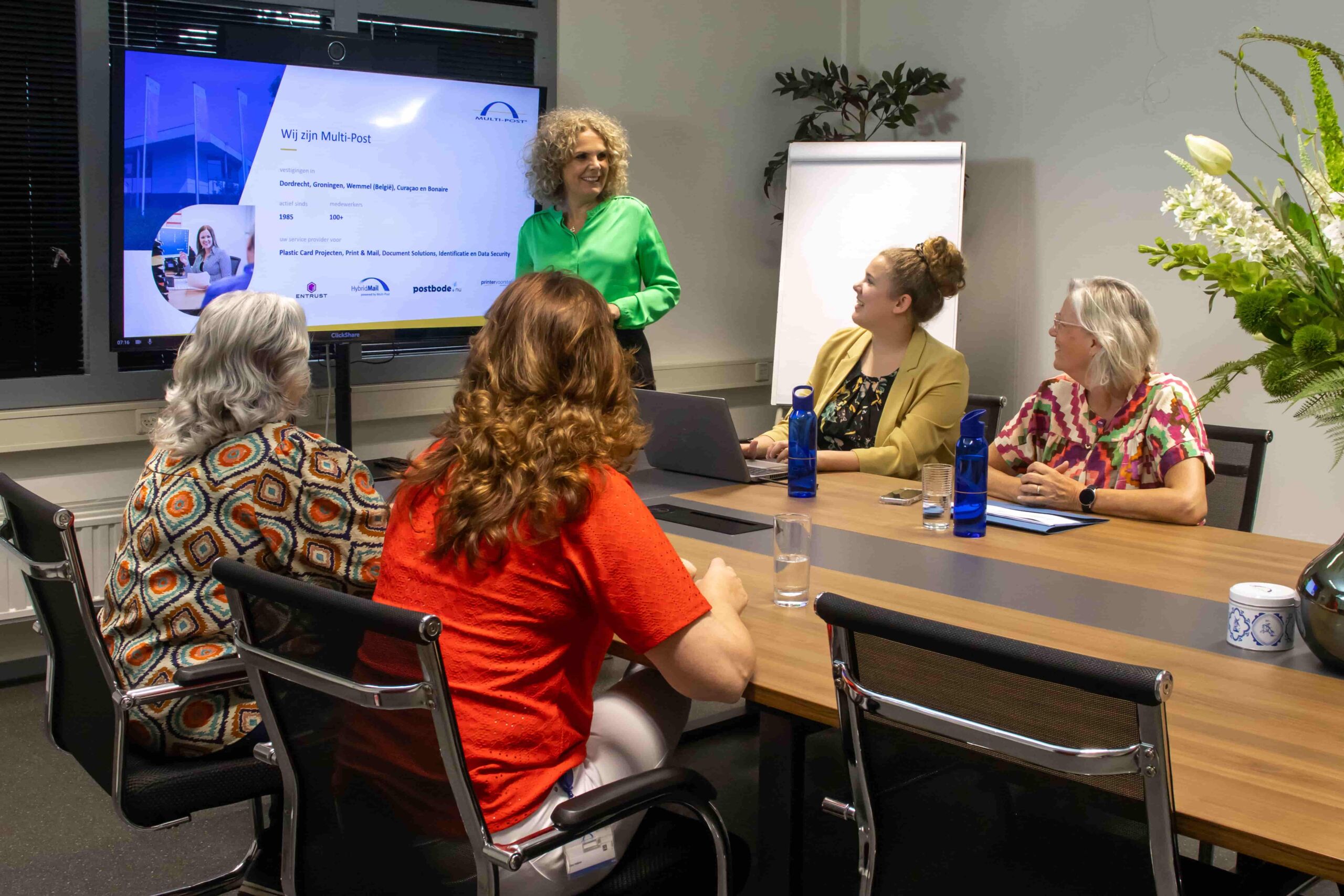 5 collega's in meeting